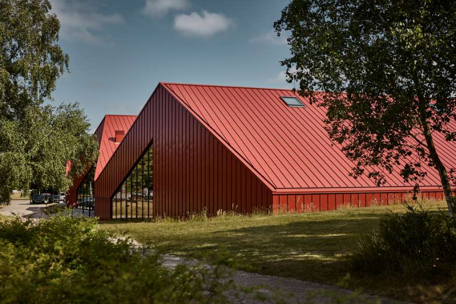 Stahlprofile bilden den Rahmen, wenn Raum für Sport, Lernen und Spiel in Vestbjerg geschaffen wird, Vestbjerg Idrætshal, Bakmøllevej 280, 9380 Vestbjerg, Dänemark